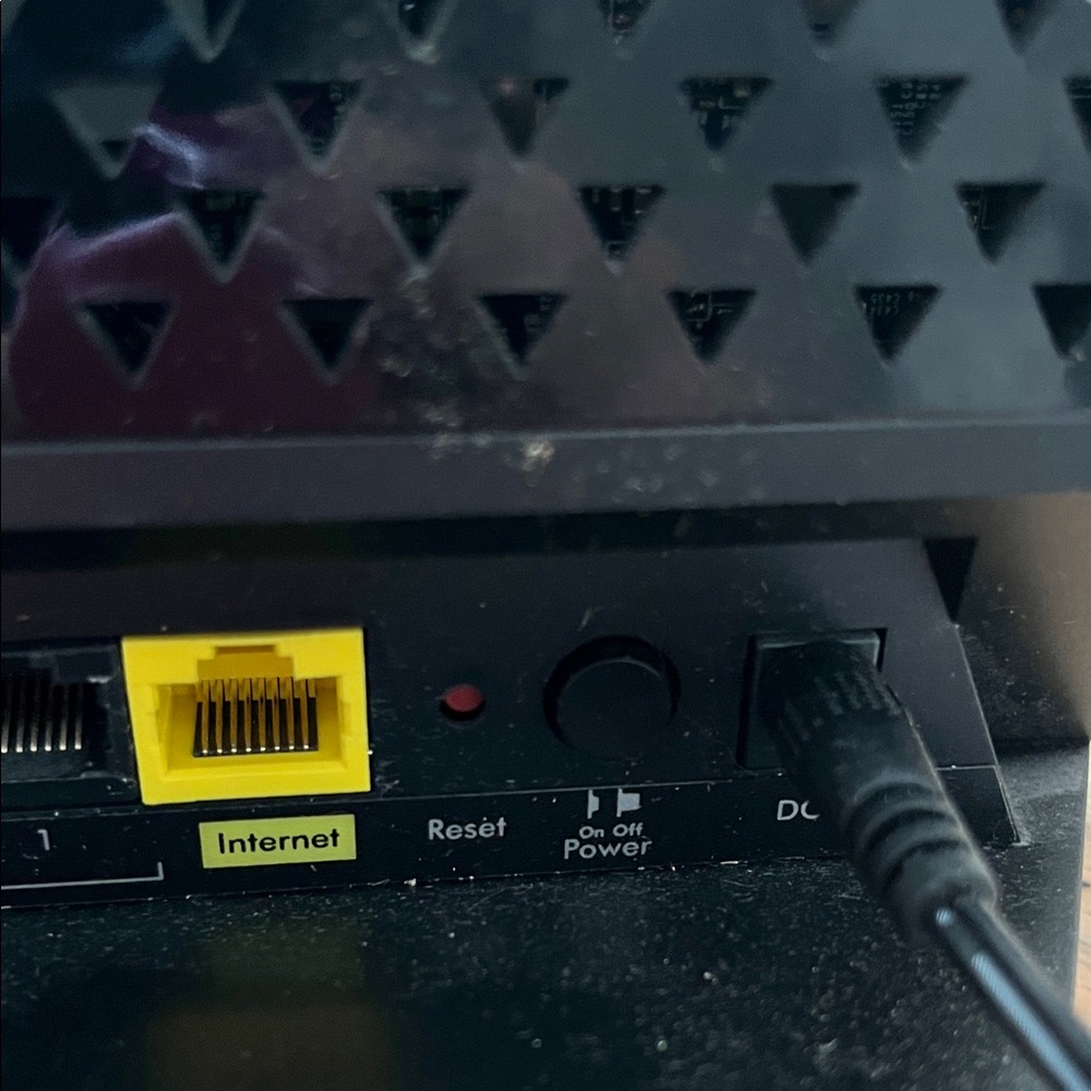 Netgear Black slim Router r6300 - Picture 7 of 9
